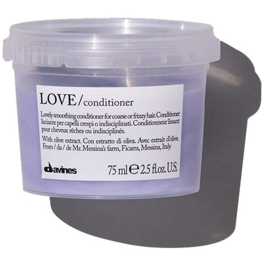 „Davines Essential Haircare Love Smoothing“ kondicionierius (neklusniems ir garbanotiems plaukams)